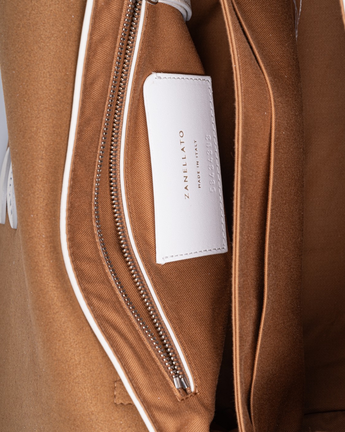 shop ZANELLATO Sales Borsa: Zanellato borsa Postina® S.
Scomparto e tasca interna con zip.
Manico tubolare imbottito che ne percorre tutto il perimetro.
Tracolla a nodo regolabile.
Larghezza 29 cm, Altezza 20 cm, Profondità 15 cm, Luce del manico 7 cm.
Composizione: 100% pelle di vitello.
Made in Italy.. 068090 S 0660000-Z1190 number 9388551